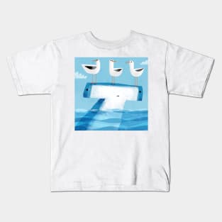 Hammerhead with pesky gulls Kids T-Shirt